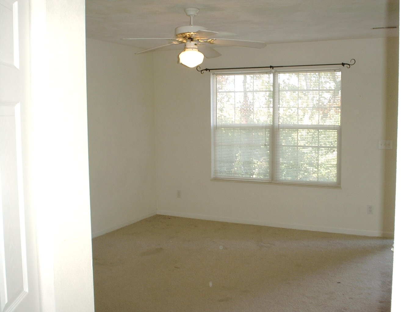 LivingRoomApt9.JPG